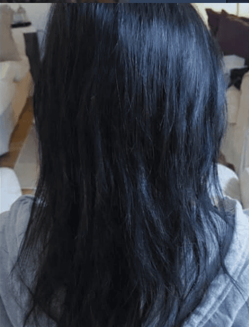 Avant la cure : cheveux noirs ondulés et ternes, pointes fines et irrégulières